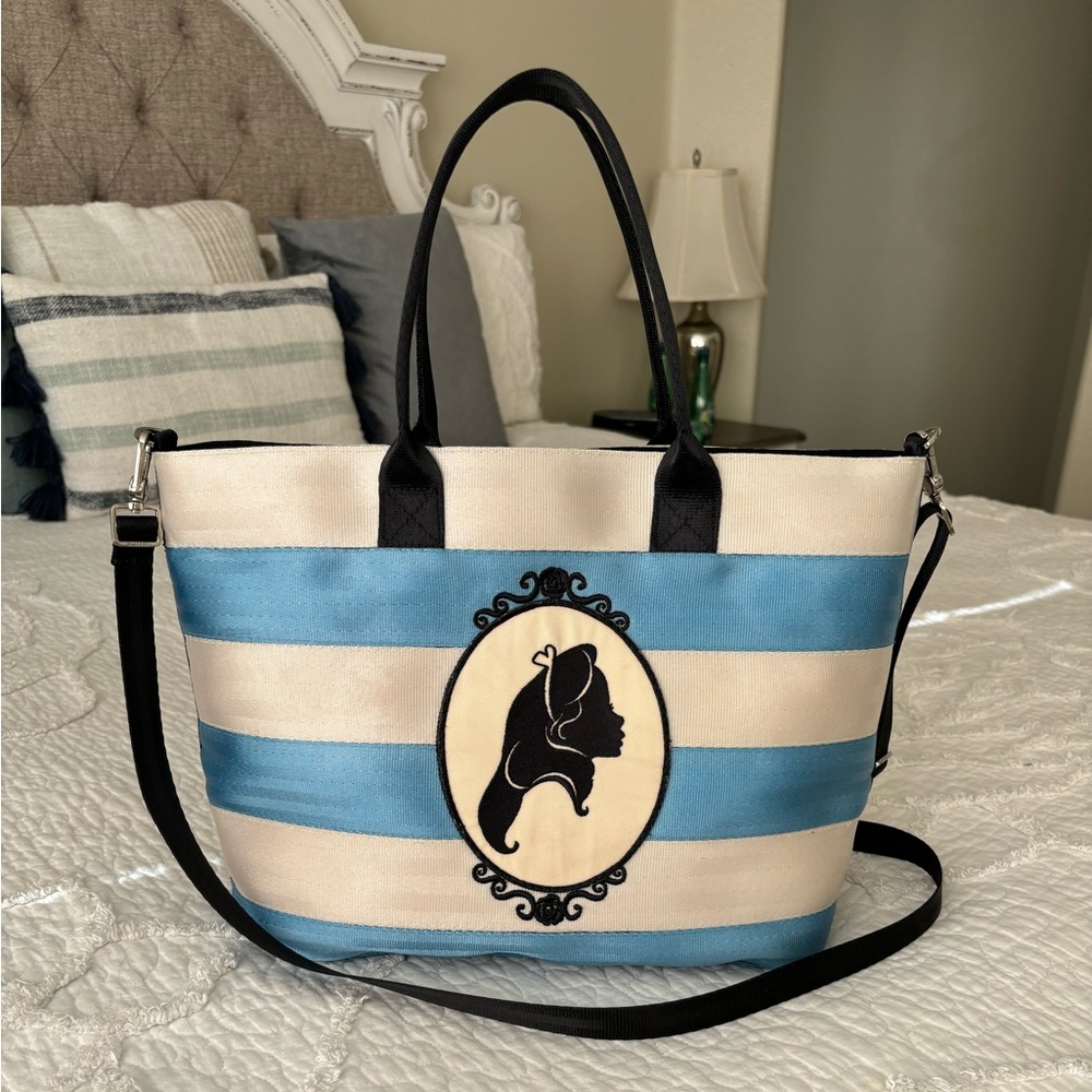 EUC Harvey’s seat belt purse Disney Alice in Wonderland